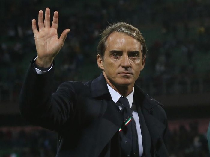 PALERMO, ITALY - NOVEMBER 18:  Head coach of Italy Roberto Mancini salutes after the UEFA Euro 2020 Qualifier between Italy and Armenia on November 18, 2019 in Palermo, Italy.  (Photo by Maurizio Lagana/Getty Images)