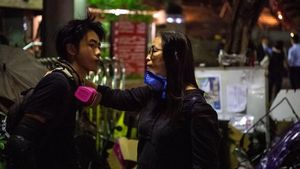 Para Orang Tua Menunggu Demonstran yang Terjebak di Kampus Hong Kong