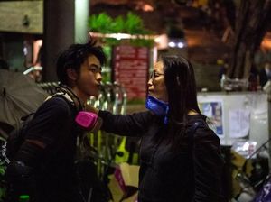 Para Orang Tua Menunggu Demonstran yang Terjebak di Kampus Hong Kong