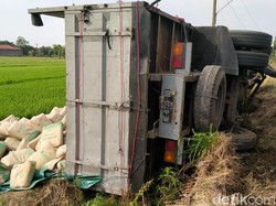 Truk Bermuatan Puluhan Ton Semen Terguling ke Sawah di Klaten