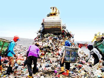 Jakarta Berpacu dengan Ancaman Banjir Sampah Jakarta Berpacu dengan Ancaman Banjir Sampah