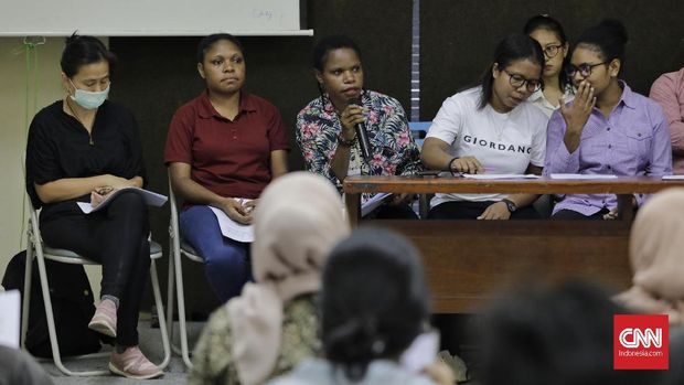 Para keluarga aktivis dan mahasiswa Papua memprotes penangkapan oleh kepolisian.