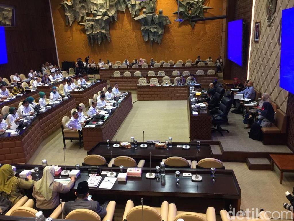 Sepi, Raker Perdana Menteri Desa PDTT Hanya Dihadiri 15 Anggota DPR Sepi, Raker Perdana Menteri Desa PDTT Hanya Dihadiri 15 Anggota DPR