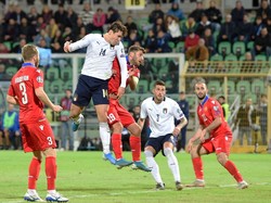 Namun gol sundulan Chiesa di menit ke-81 membuat Italia kembali menjauh dari kejaran Armenia. Hingga laga usai, skor 9-1 untuk Italia tak berubah. Tullio M. Puglia/Getty Images.