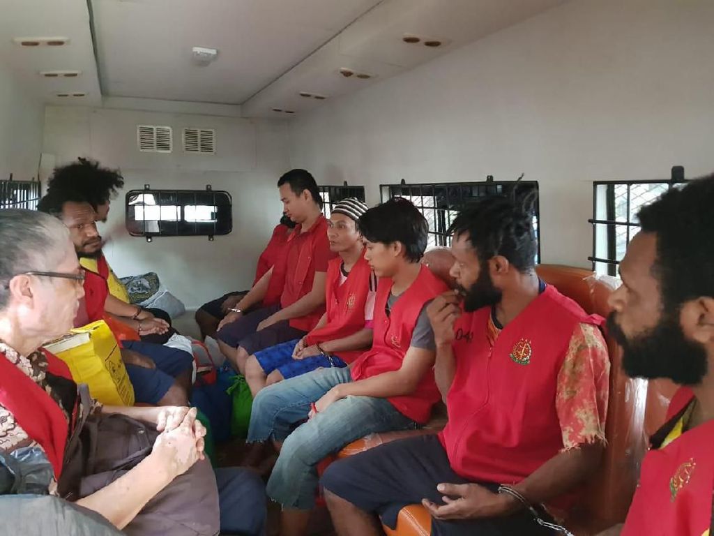 6 Tersangka Pengibaran Bendera Bintang Kejora Depan Istana Segera Disidang 6 Tersangka Pengibaran Bendera Bintang Kejora Depan Istana Segera Disidang