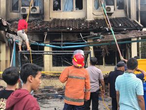 2 Unit Damkar Padamkan Api yang Muncul di Lantai 2 SMK Yadika 6 Bekasi 2 Unit Damkar Padamkan Api yang Muncul di Lantai 2 SMK Yadika 6 Bekasi