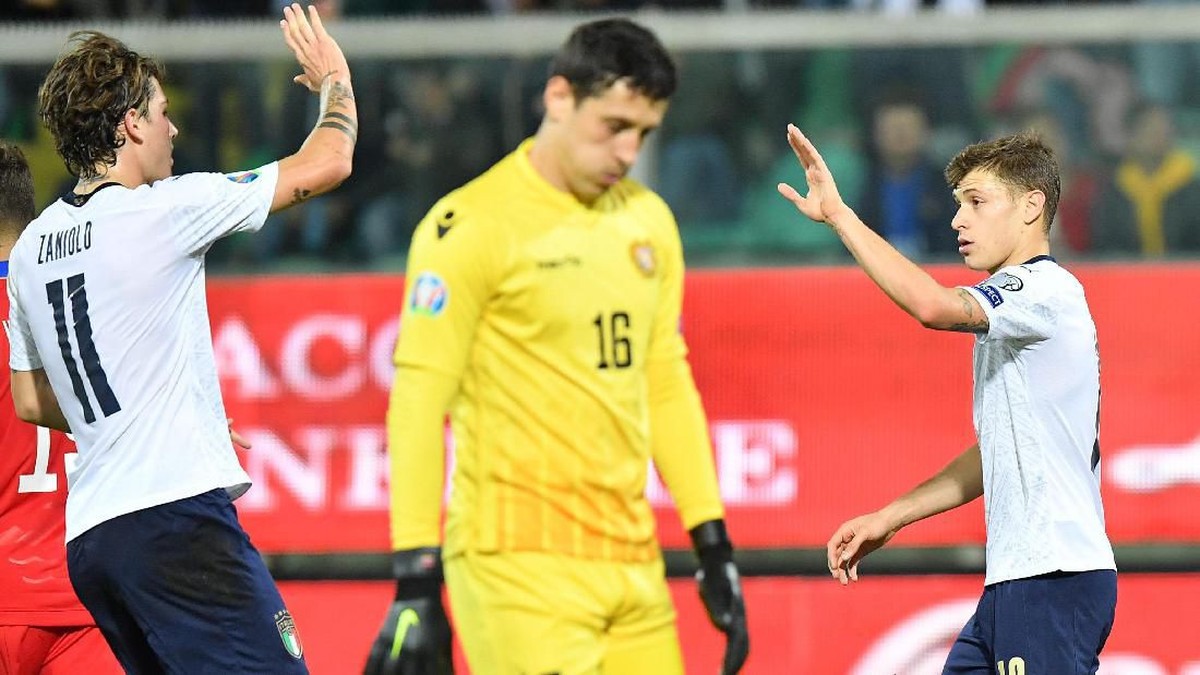 Dua pemain Italia (kanan dan kiri) merayakan kemenangan atas Armenia di Kualifikasi PIala Eropa 2020. (Foto: ANSA via AP)