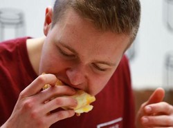 Wow! Pria Ini Sanggup Makan 100 Chicken Nuget dalam Waktu Kurang dari 10 Menit