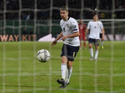 Italia mendapatkan hadiah penalti di menit ke-75 usai Riccardo Orsolini dijatuhkan di kotak terlarang. Jorginho yang menjadi eksekutor pun sukses mencatatkan namanya di papan skor. Tullio M. Puglia/Getty Images.