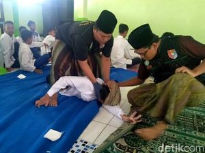 Keluhan Siswa SMP Jombang yang Kerap Kesurupan hingga Dirukyah Keluhan Siswa SMP Jombang yang Kerap Kesurupan hingga Dirukyah
