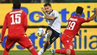 Gli Azzurri sudah unggul dua gol di sepuluh menit awal babak pertama. Immobile membuka keunggulan di menit ke-8 lewat sundulannya usai memanfaatkan umpan lambung Federico Chiesa. Claudio Villa/Getty Images.