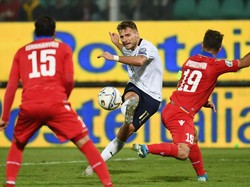 Gli Azzurri sudah unggul dua gol di sepuluh menit awal babak pertama. Immobile membuka keunggulan di menit ke-8 lewat sundulannya usai memanfaatkan umpan lambung Federico Chiesa. Claudio Villa/Getty Images.