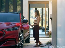 Iron Man Sambut Kelahiran Ford Mustang Mach-E