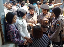 Perlawanan dan Tangis Histeris Pasutri Warnai Eksekusi Rumah di Kediri