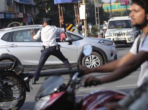 Video Cara Polisi Mumbai Bikin Kapok Orang yang Hobi Klakson Video Cara Polisi Mumbai Bikin Kapok Orang yang Hobi Klakson