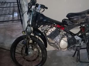 Gara-gara Tak Nyalakan Lampu, Motor Ini Adu Banteng dengan Truk