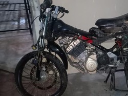 Gara-gara Tak Nyalakan Lampu, Motor Ini Adu Banteng dengan Truk