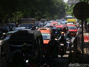 Ramai Orang Belanja Hingga Macet, Pasar Minggu Dijaga Satpol PP Pagi Sore