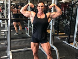 Nenek 3 Cucu Ini Punya Badan Kekar dan Otot Besar