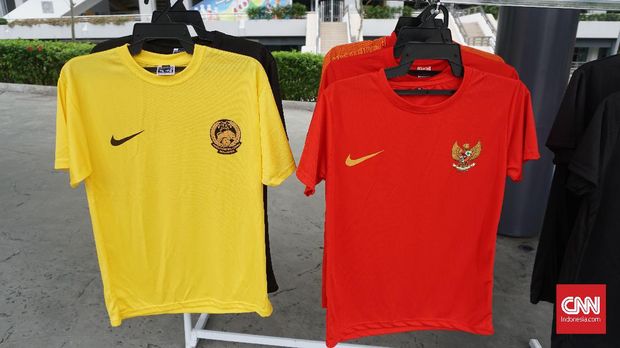 Penjualan kostum di Stadion Bukit Jalil jelang Malaysia vs Indonesia.