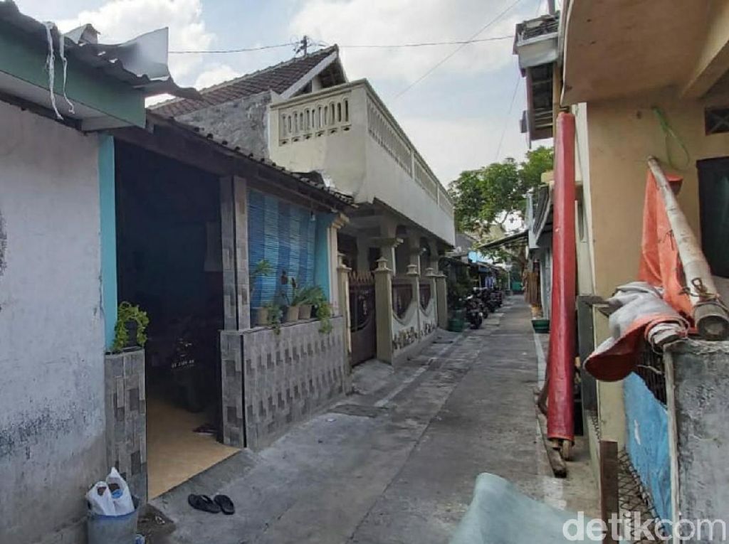 Densus 88 Tangkap Penjual Buku dan Bakso Pentol di Sukoharjo Densus 88 Tangkap Penjual Buku dan Bakso Pentol di Sukoharjo