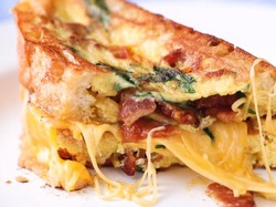 Menu Harian Ramadhan Ke-24 : Sahur Praktis dengan Omelet Keju Panggang