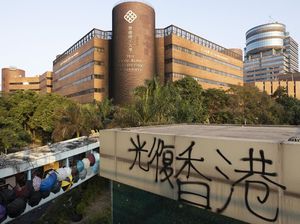 Usai Bentrokan Sengit, 100 Demonstran Hong Kong Dikepung Polisi di Kampus