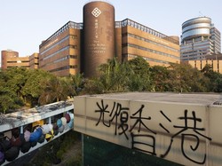 Usai Bentrokan Sengit, 100 Demonstran Hong Kong Dikepung Polisi di Kampus