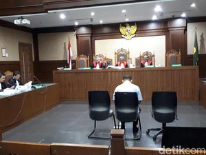 Pengusaha Kock Meng Didakwa Suap Gubernur Kepri Nonaktif SGD 11.000 Pengusaha Kock Meng Didakwa Suap Gubernur Kepri Nonaktif SGD 11.000