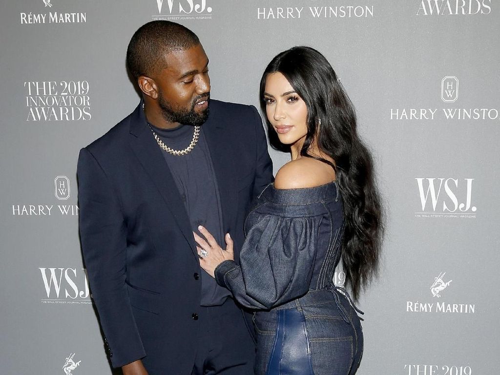 Kanye West Ternyata Masih Pakai Cincin Kawin di Jari Manis Kanye West Ternyata Masih Pakai Cincin Kawin di Jari Manis