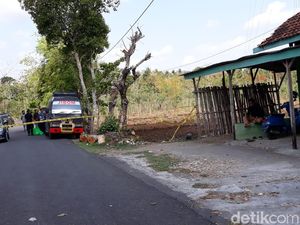 Densus 88 Gerebek Rumah di Gunungkidul, Mobil Penjinak Bom Merapat Densus 88 Gerebek Rumah di Gunungkidul, Mobil Penjinak Bom Merapat
