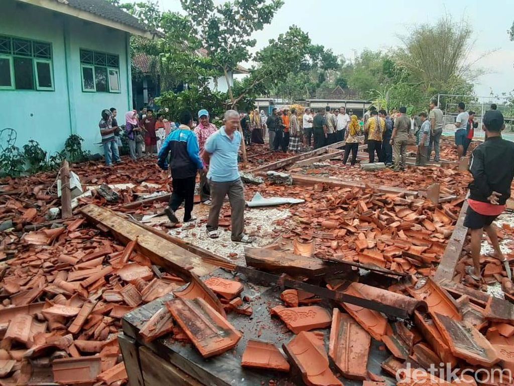 DPR Sebut Indonesia Darurat Gedung Sekolah Rusak DPR Sebut Indonesia Darurat Gedung Sekolah Rusak
