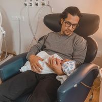 Kimberly Ryder Melahirkan di Inggris, Suami Pamer Gendong Anak