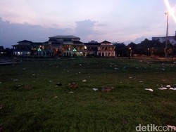 Sampah Berserakan Bikin Kotor Halaman Istana Maimun Medan