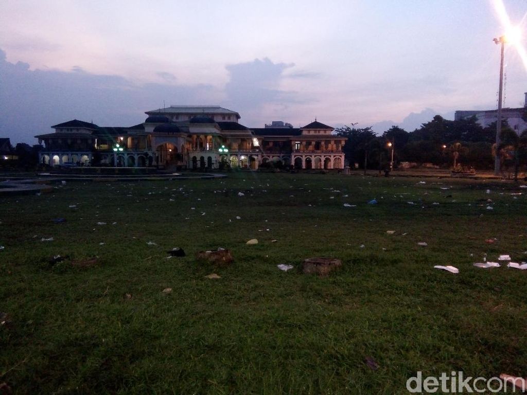 Sampah Berserakan Bikin Kotor Halaman Istana Maimun Medan Sampah Berserakan Bikin Kotor Halaman Istana Maimun Medan
