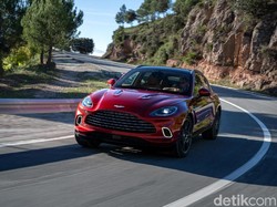 Mobil James Bond Butuh Uluran Tangan