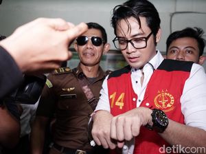 Aktor Kriss Hatta Hadapi Sidang Putusan Kasus Penganiayaan Sore Ini Aktor Kriss Hatta Hadapi Sidang Putusan Kasus Penganiayaan Sore Ini