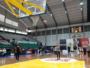 Aksi Gibran Saat Dampingi Menpora Buka Piala Presiden Basket