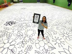 Rekor Dunia! Seniman Ini Menggambar Selama 12 Jam di Aula Gym