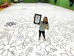 Rekor Dunia! Seniman Ini Menggambar Selama 12 Jam di Aula Gym