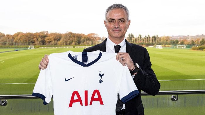 Jose Mourinho saat diperkenalkan sebagai manajer baru Tottenham Hotspur. Foto: Twitter @SpursOfficial