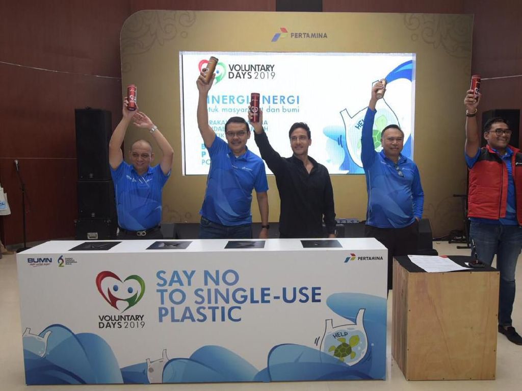 Hamish Daud hingga Dian Sastro Jadi Relawan Pertamina di Aksi Sosial Hamish Daud hingga Dian Sastro Jadi Relawan Pertamina di Aksi Sosial