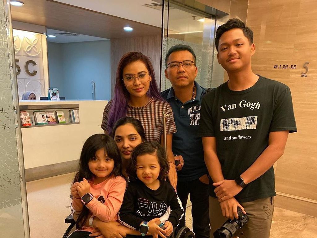 Arsy Nangis Dengar Ashanty Harus Operasi, Anang Beri Penjelasan Arsy Nangis Dengar Ashanty Harus Operasi, Anang Beri Penjelasan