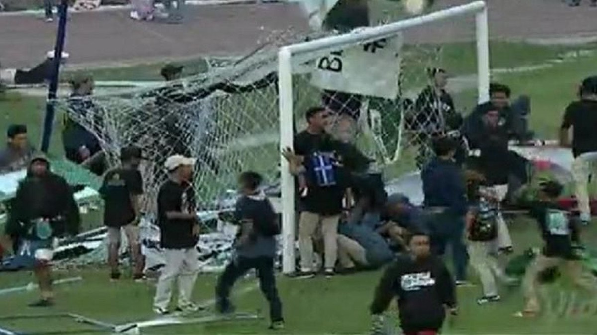 Persela Lamongan vs Perseru Badak Lampung FC dihentikan. (Foto: dok.internet)