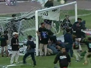 Ricuh! Persela Vs Badak Lampung Dihentikan