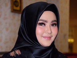 Sherrin Tharia Eks Istri Zumi Zola Viral saat Lepas Hijab, Kini Pakai Lagi