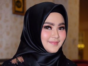 Sherrin Tharia Eks Istri Zumi Zola Viral saat Lepas Hijab, Kini Pakai Lagi Sherrin Tharia Eks Istri Zumi Zola Viral saat Lepas Hijab, Kini Pakai Lagi