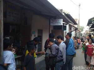 Geledah Rumah Penjahit di Cirebon, Densus Sita Pisau Lipat Geledah Rumah Penjahit di Cirebon, Densus Sita Pisau Lipat