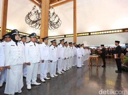 Bupati Anas Lantik Ratusan Kepala Desa, Ini Pesannya