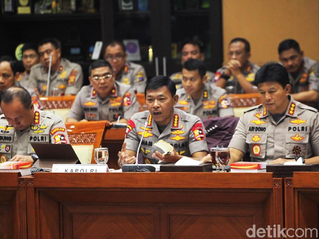 Anggota Komisi III Pertanyakan Alasan Kapolri Copot Kapolres Kampar Anggota Komisi III Pertanyakan Alasan Kapolri Copot Kapolres Kampar